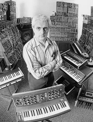 Dr. Robert Moog sammen med et udvalgt af sine synthesizere