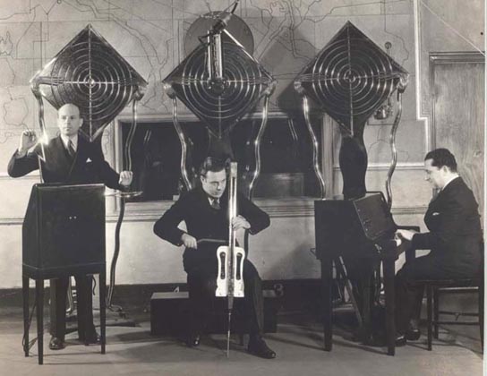 The Electrio ved radioindspilning ca. 1932. Fra venstre: Julius Goldberg på theremin, Leonid Bolotine på theremin-cello og Gleb Yellin på theremin-klaver.